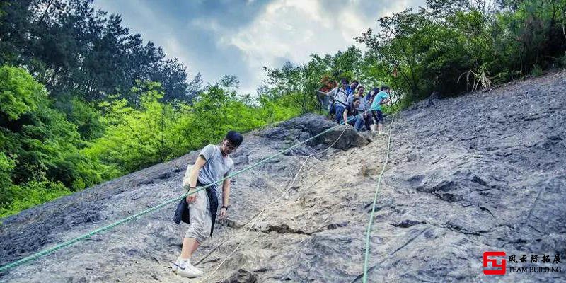 紀(jì)龍山徒步、豹子崖探洞團建