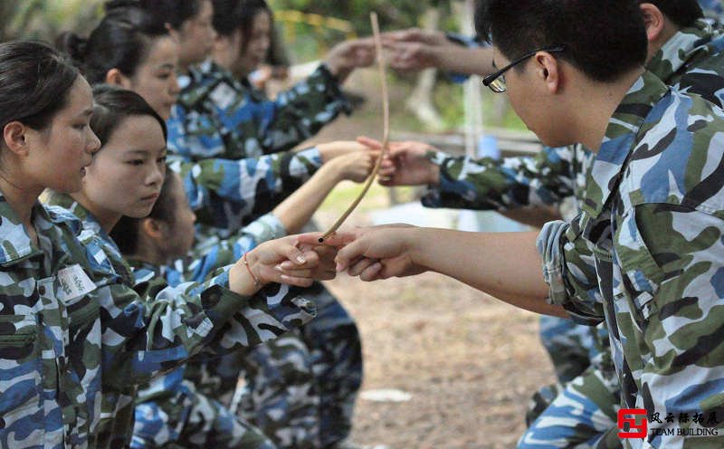 團(tuán)建項(xiàng)目齊眉棍圖片